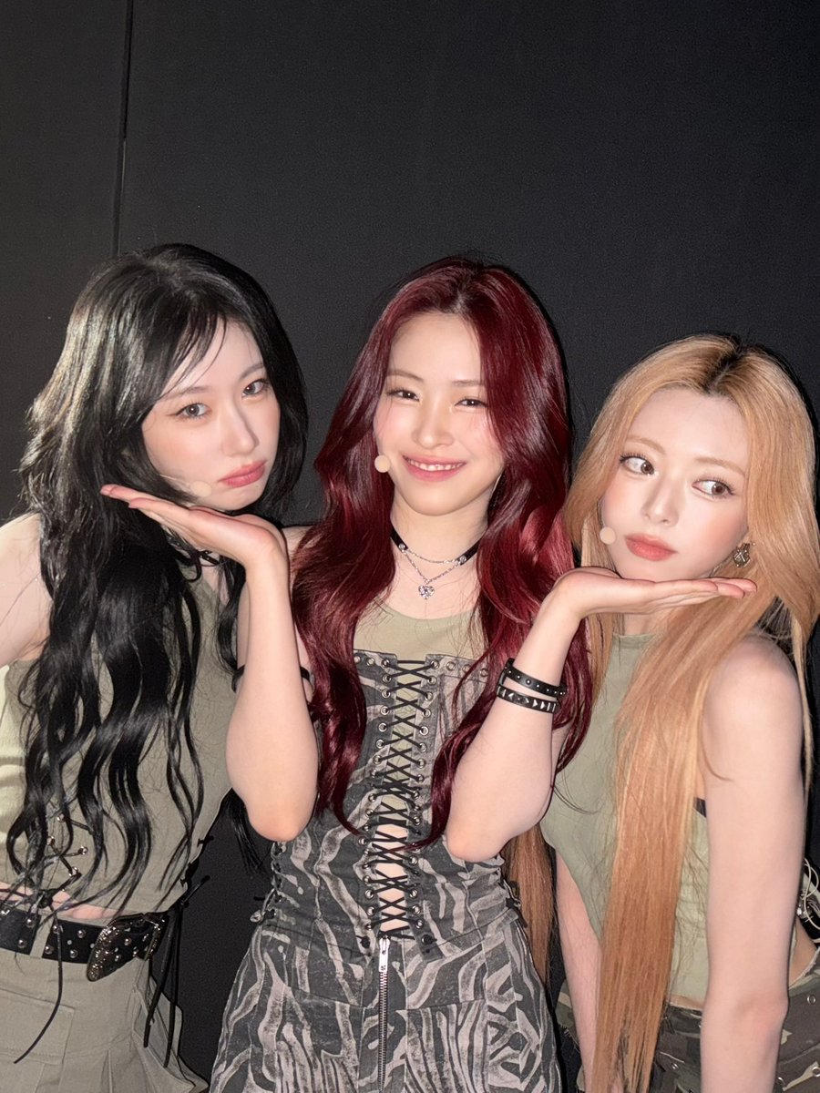 [ #UTOFEST ]
갑자기 믿지에게 성큼 다가온 눈부신 있지 ⸝⸝ʚ̴̶̷̆ˬʚ̴̶̷̆⸝⸝❤︎
방콕 믿지들의 뜨거운 응원으로 행복했던 오늘･.｡*

We were amazed by how shining our ITZY were ⸝⸝ʚ̴̶̷̆ˬʚ̴̶̷̆⸝⸝❤︎
Feeling happy thanks to all the cheers from Bangkok MIDZY 

#ITZY #MIDZY