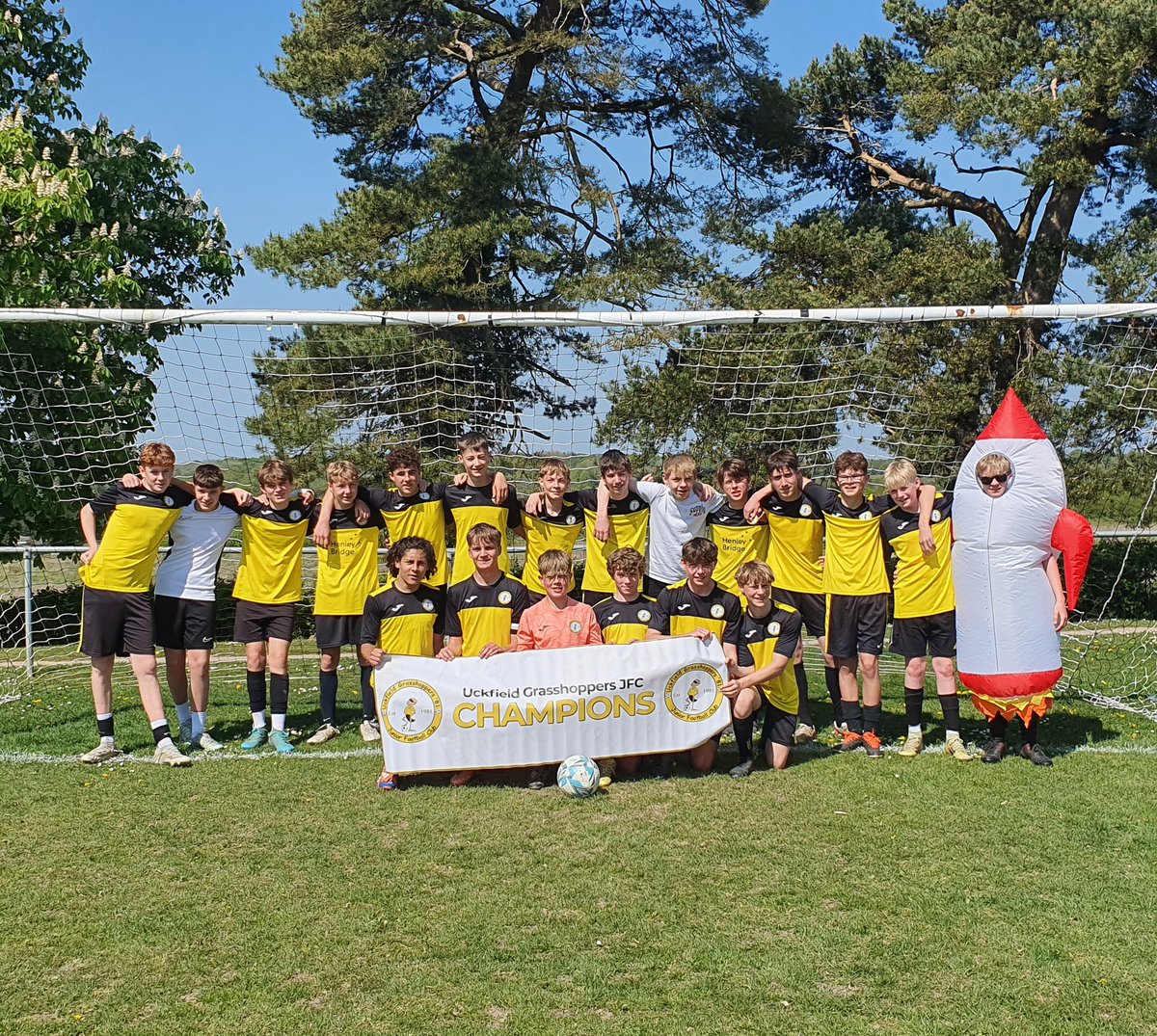 The U14 Rockets clinched the league title in emphatic fashion with a 5-0 win against Lingfield Youth Eagles this weekend. This season has seen them score more than a century of goals, which has given them a remarkable goal difference of +100. Special well done to the team 🚀💛🏆