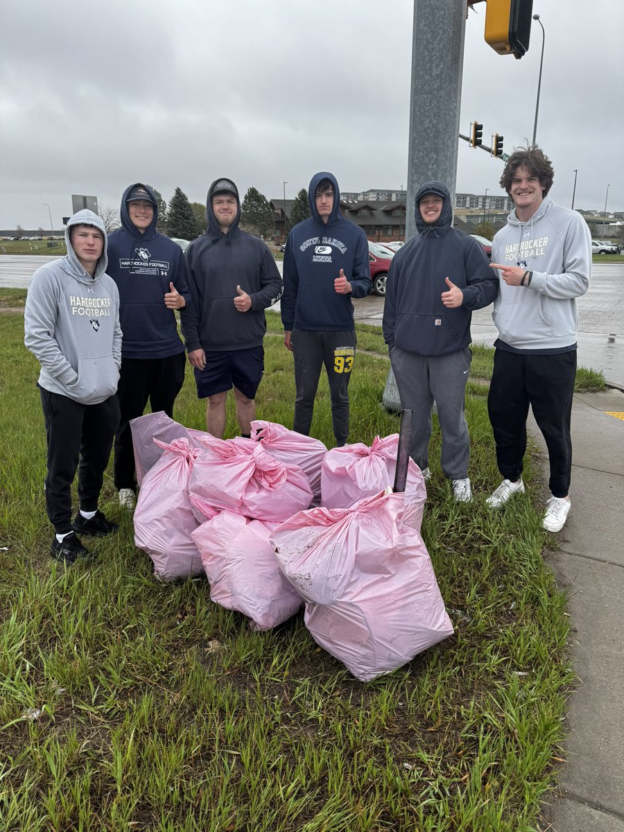 HardrockerFB's tweet image. Spring Clean Up 2025 ✅
Thank you to the members of our Football team for being unselfish and servant leaders.
We have put in a lot of community service hours this Winter/Spring, and capped it off cleaning up Rapid City yesterday!
@rcgov
#TheHardrockLife