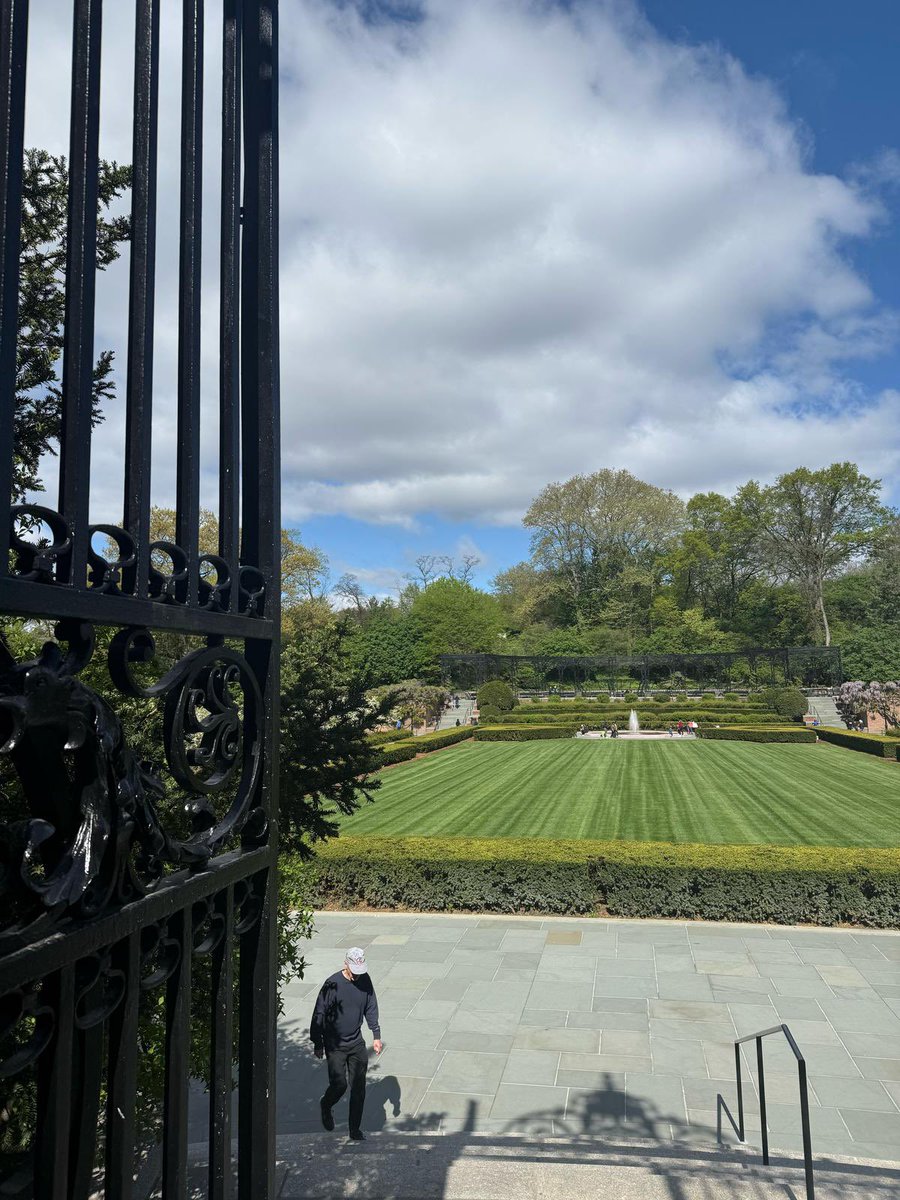 AnnaMKahn's tweet image. Ever wonder where the city breathes? Spring shifts everything.
Central Park Conservatory reminds me that growth and beauty are always in motion — even in the middle of the city.
#centralpark #conservatorygarden #springinnyc #citynature #urbanoasis #newyorkmoments #nature