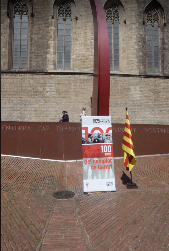 Complot de Garraf 100 anys. 1925-2025 (@jordi1470832) on Twitter photo Homenatge als Germans Badia. Avui hem celebrat el primer acte del Centenari del Complot del Garraf. Hem retut homenatge als Germans Badia al Fossar de les Moreres amb els companys del <a href="/Memorial1714/">Memorial 1714</a> #MemoriaIndepedentista #CentenariComplotGarraf
<a href="/FD_EC/">FonsDoc.Estat Català</a> <a href="/catala_estat/">Estat Català</a> <a href="/LluisDuran3/">Lluís Duran</a> Homenatge als Germans Badia. Avui hem celebrat el primer acte del Centenari del Complot del Garraf. Hem retut homenatge als Germans Badia al Fossar de les Moreres amb els companys del <a href="/Memorial1714/">Memorial 1714</a> #MemoriaIndepedentista #CentenariComplotGarraf
<a href="/FD_EC/">FonsDoc.Estat Català</a> <a href="/catala_estat/">Estat Català</a> <a href="/LluisDuran3/">Lluís Duran</a>