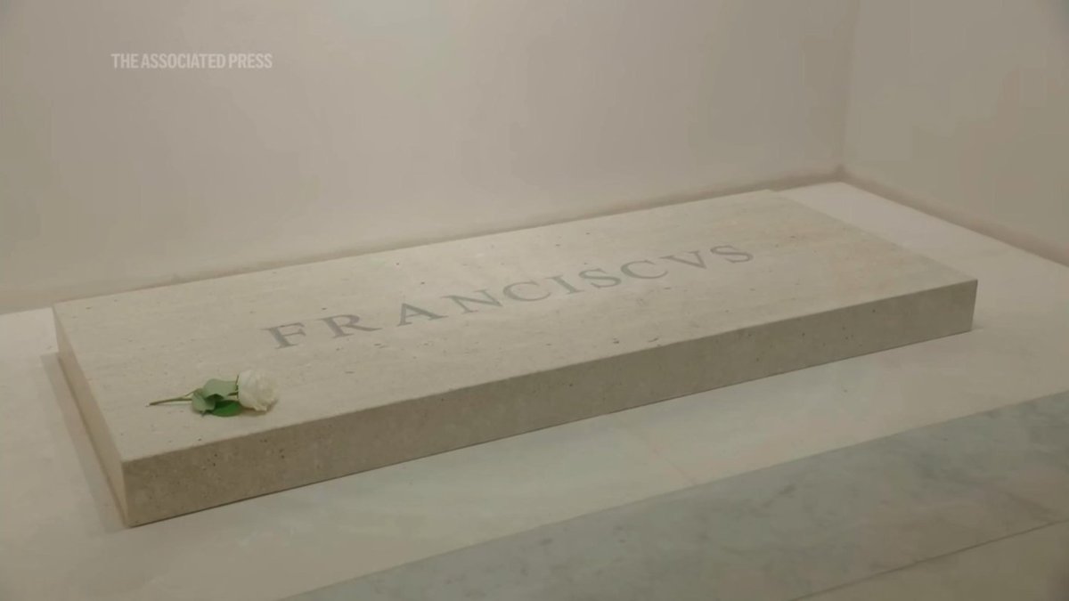 ¿En serio a nadie le ha molestado el kerning en la tumba del Papa?