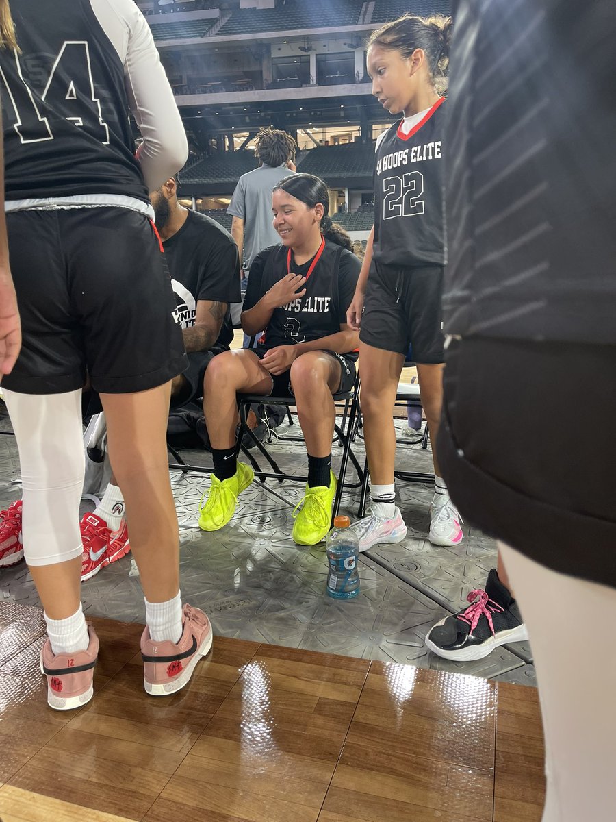 SA Hoops Elite (@sahoopselite) on Twitter photo 2030 Loni Amezquita is putting on a show!!
22pts in the first half. 5 Three’s & counting. Fun team to watch! They up next.
🔥🔥🔥
<a href="/Elite40League/">Elite 40 League</a> <a href="/Ohio_Basketball/">OhioBasketball.com</a> <a href="/PBRhoops/">Premier Basketball</a> 2030 Loni Amezquita is putting on a show!!
22pts in the first half. 5 Three’s & counting. Fun team to watch! They up next.
🔥🔥🔥
<a href="/Elite40League/">Elite 40 League</a> <a href="/Ohio_Basketball/">OhioBasketball.com</a> <a href="/PBRhoops/">Premier Basketball</a>