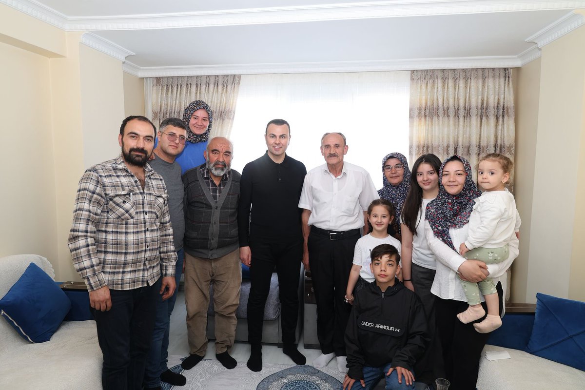 "Evlilik; iki kalbin, aynı dua ile atan tek bir yürek hâline gelmesidir."

Kübra ve Mevlana kardeşlerimizin bu güzel yolculuğuna adım attıkları günde, sevinçlerine ortak olmanın mutluluğunu yaşadık.
Birlikteliklerinin huzurla, sevgileriyle kurdukları yuvanın bereketle daim