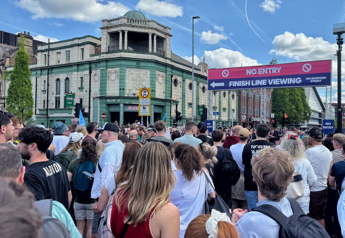 What a day to watch was running. Well done <a href="/mazymixer/">Simon Walkden</a> another #manchestermarathon2025 done 💪🏼
