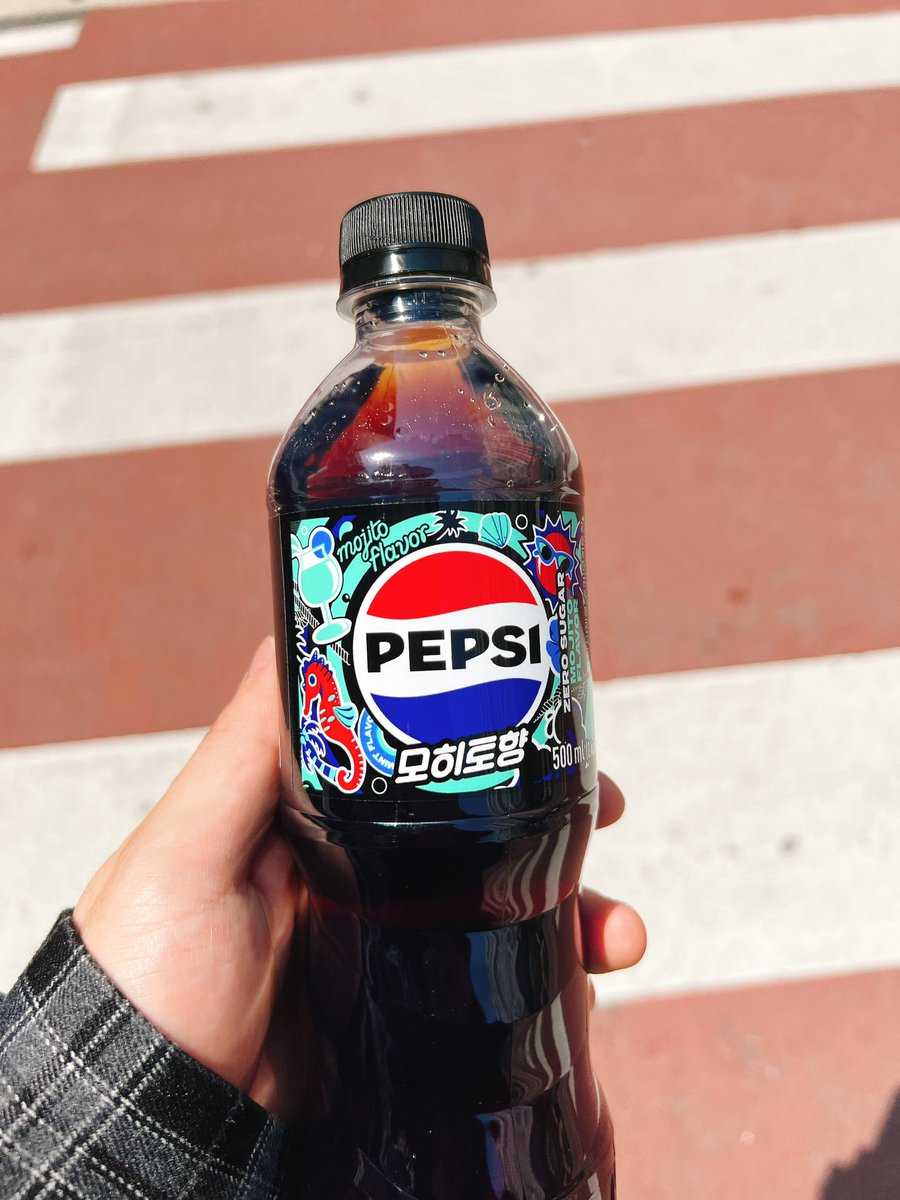 loecnn's tweet photo. 新しいコーラだけど、味は…ははは https://t.co/T5mLrA1FmY