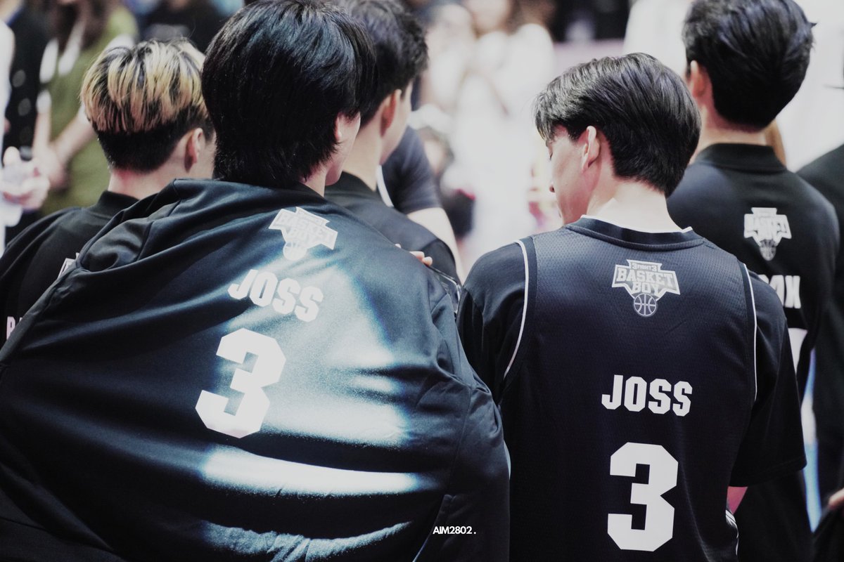 aim2802's tweet photo. 250420 
น้องกวินนำเสื้อคลุมไปให้คุณจอสใส่ค่ะ แต่ดูเหมือนว่าตัวเลือกจะมีไม่มาก มีแค่ใส่กับใส่ เดี่ยวโดนทุบ แล้วทุกสิ่งก็ราบรื่นดีค่ะ 😂

#JossGawin https://t.co/WrCIfInO48