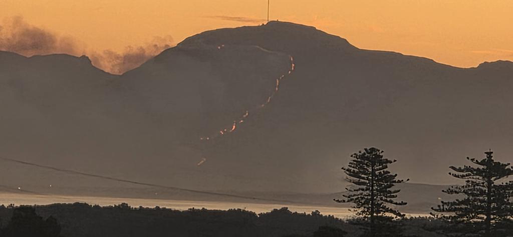 DryEtienne's tweet photo. Cape Town mountain fire from Somerset West. @WhiteLionII1 , how does my zoom compare?😎
#CapeTownFire https://t.co/BpkrQ6923t