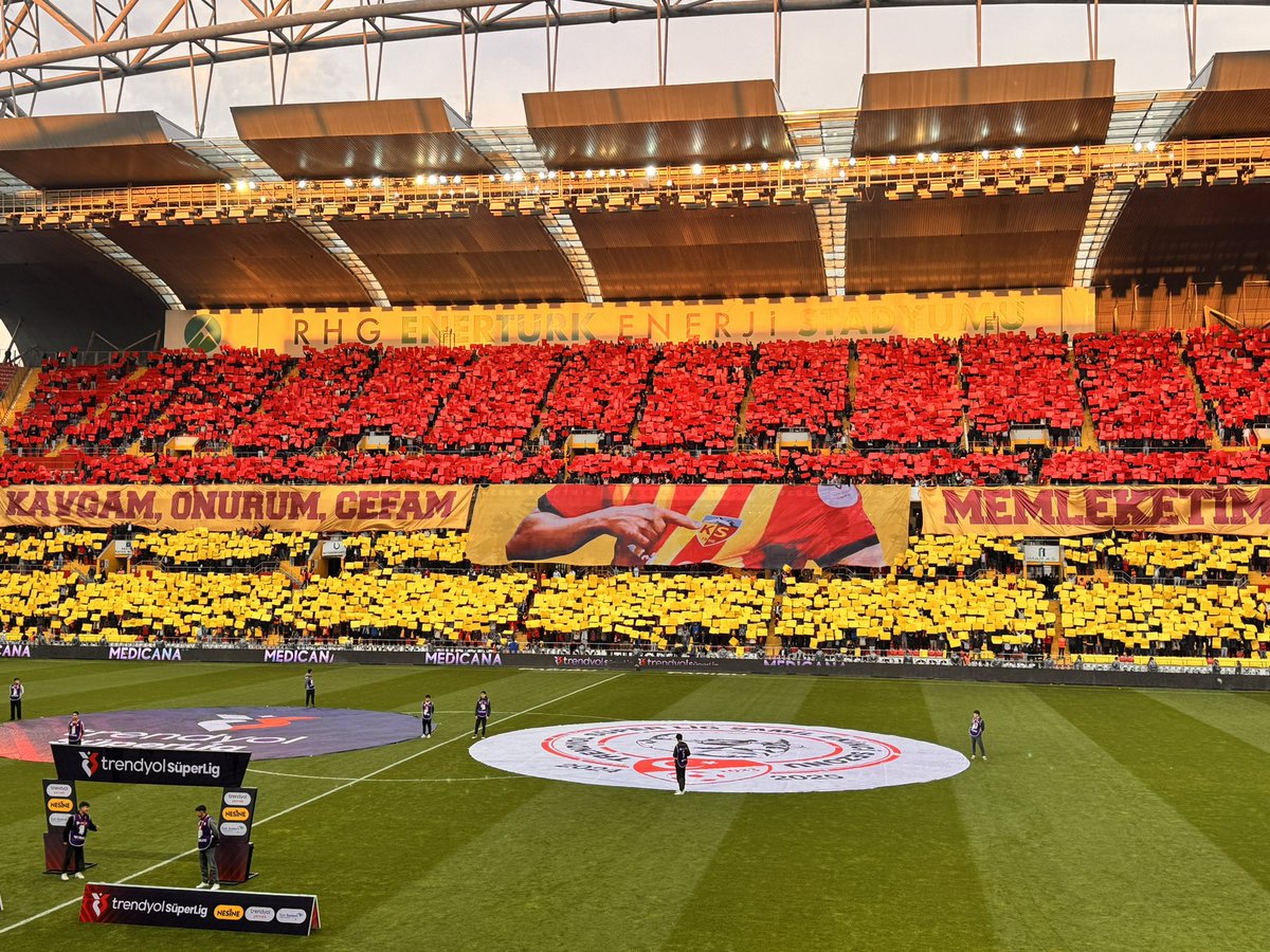 🏟️Kayserispor tribünlerinin koreografisi:

"Kavgam, onurum, cefam, memleketim, zaferim…"
