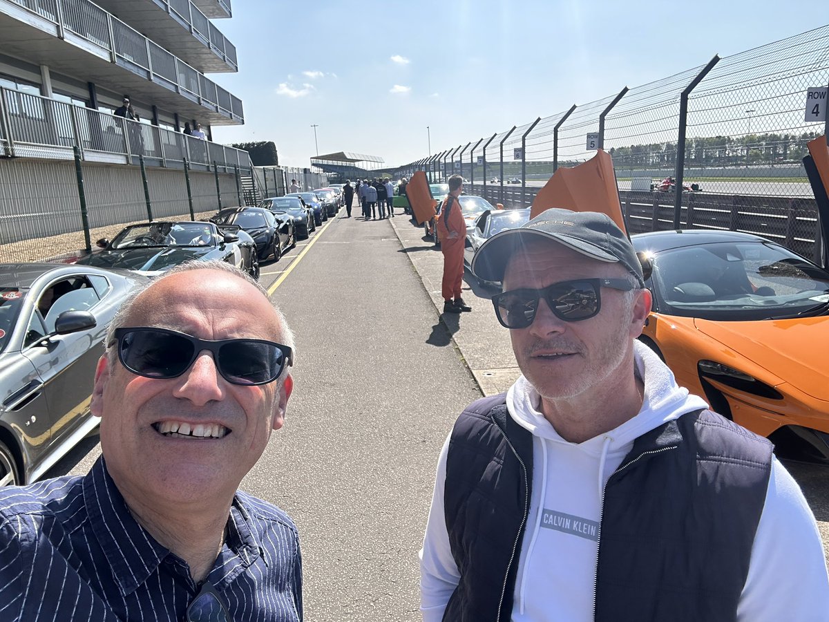 GPOnyx's tweet image. Good to catch up @AutoPap ..lovely day out in the sunshine.. Octa is a beast!..
did put the roof down for the drive there and home..😁#AstonMartin