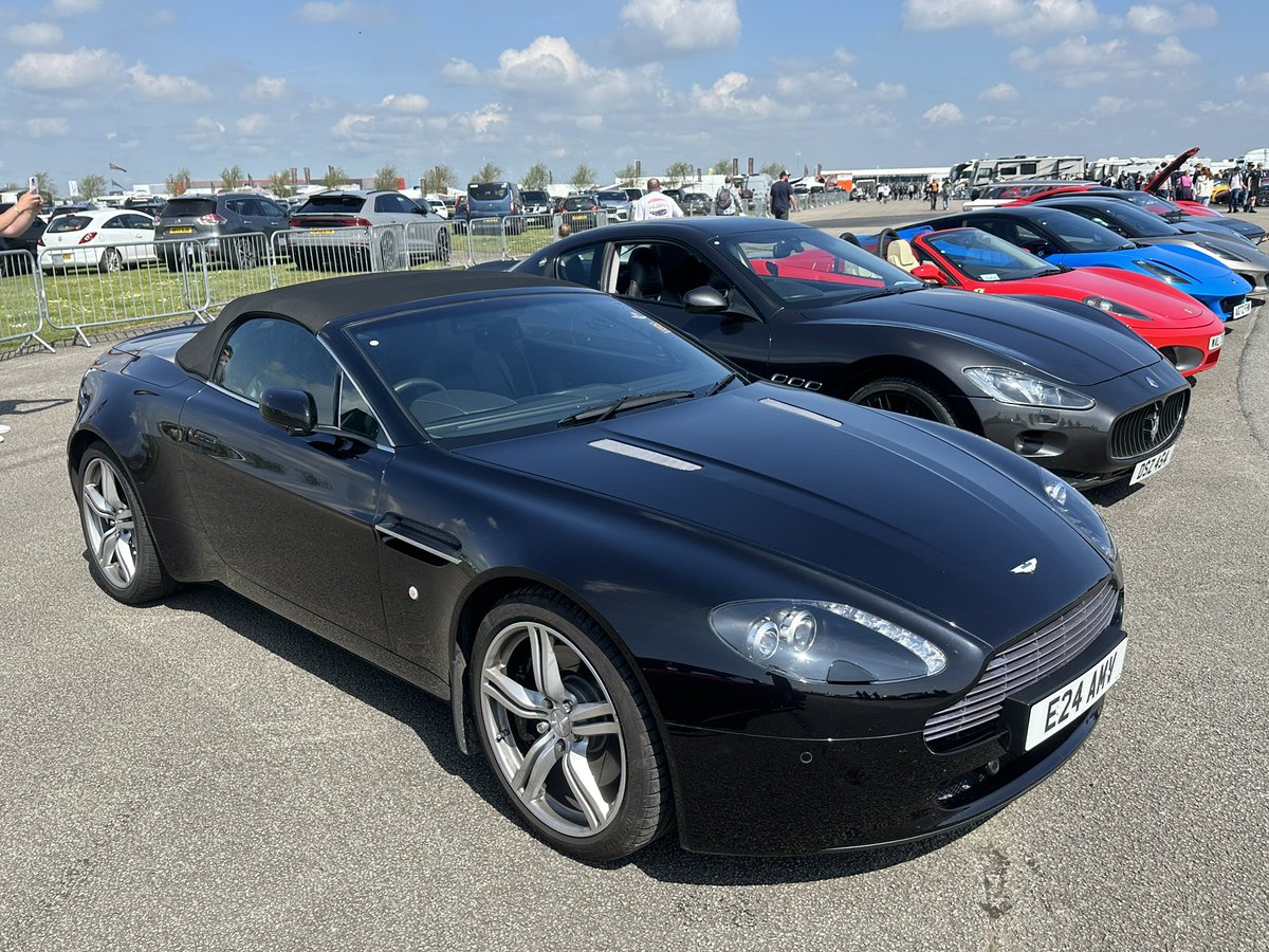 GPOnyx's tweet image. Good to catch up @AutoPap ..lovely day out in the sunshine.. Octa is a beast!..
did put the roof down for the drive there and home..😁#AstonMartin