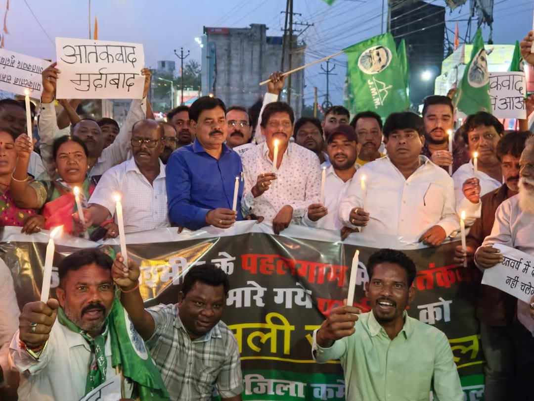 जम्मू-कश्मीर के पहलगाम में हुए आतंकी हमले में शहीद दिवंगत आत्माओं की शांति हेतु आज आदित्यपुर स्थित एस टाइप में झारखंड मुक्ति मोर्चा सरायकेला-खरसावॉ जिला कमिटी की ओर से कैंडल मार्च निकालकर श्रद्धांजलि दिया गया। 

<a href="/HemantSorenJMM/">Hemant Soren</a>
<a href="/JmmJharkhand/">Jharkhand Mukti Morcha</a>