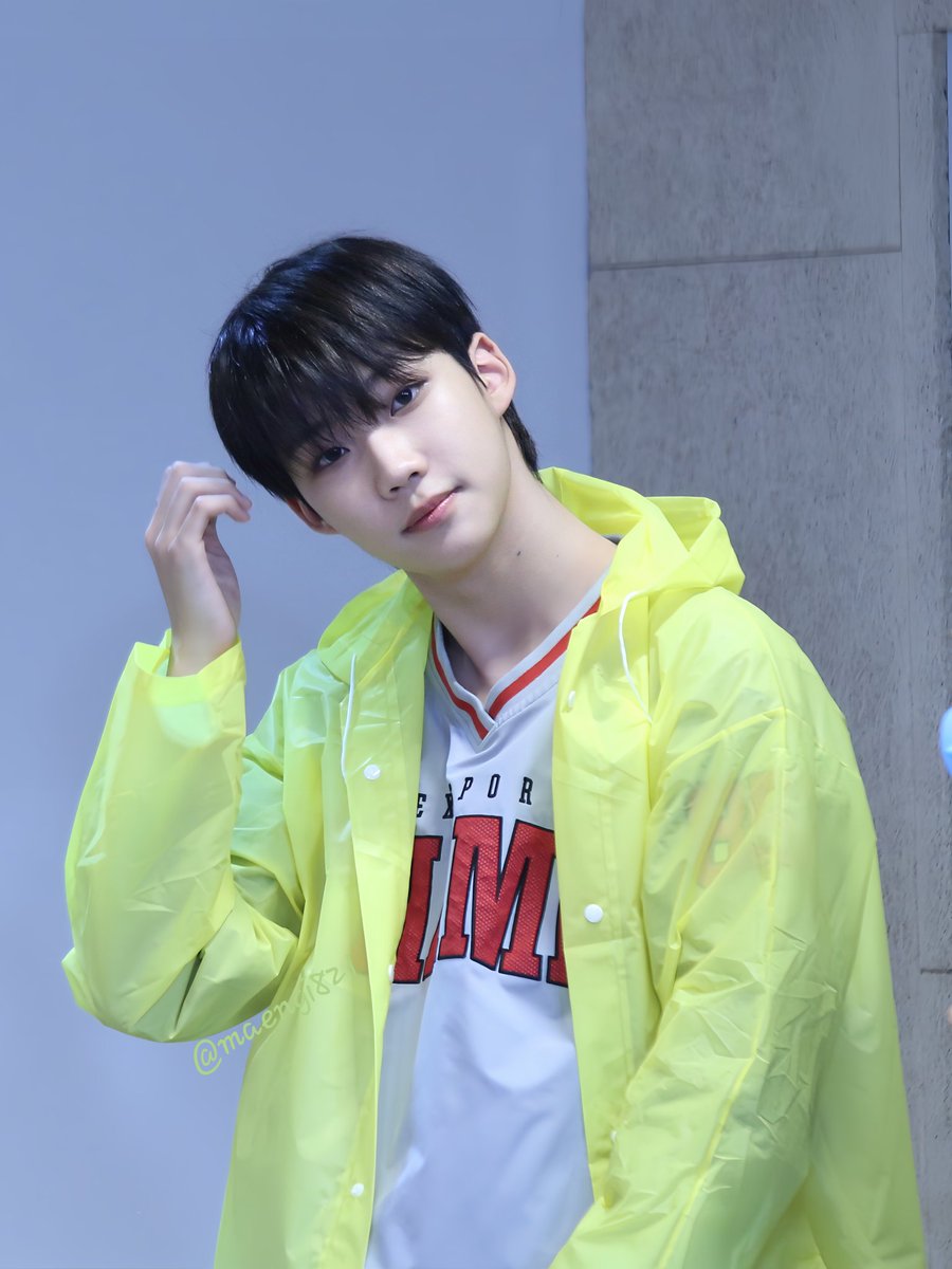 250427  애플뮤직  

내 맘 색깔은 yellow yellow yellow~~
 
#더윈드 #THEWIND 
#박하유찬 #PARKHAYUCHAN