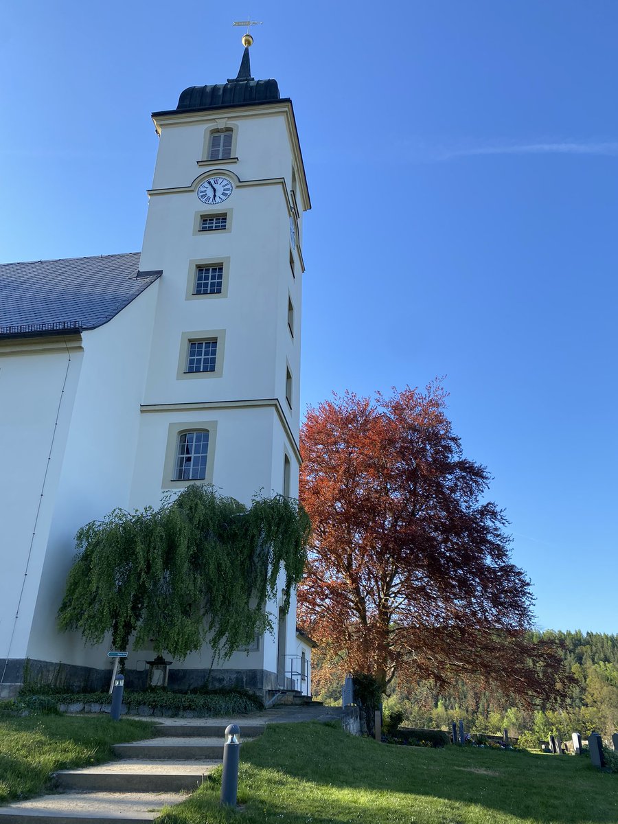 Hochtouren's tweet photo. #Papstdorf mit der auf einem Hügel erbauten Barockkirche; die Blutbuche auf dem Friedhof mit den frischen rotbraunen Blättern… nun geht’s auf den Papststein mit der Berggaststätte…wird es als Belohnung für den Aufstieg noch ein Schnitzel geben? https://t.co/tlHQCtyyDj https://t.co/yCZicWLBfp