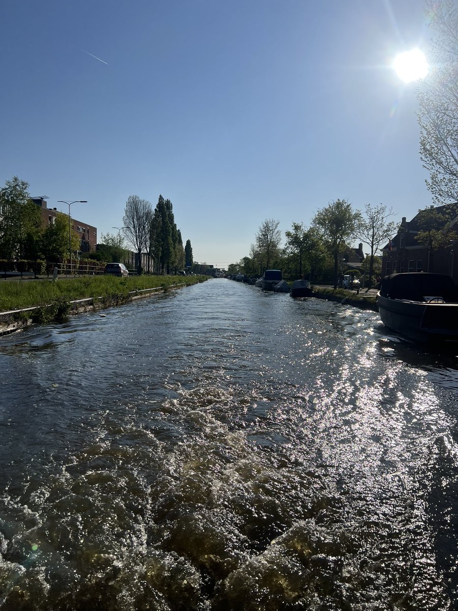 Na een dag varen via delft naar Schipluiden staat in Den Hoorn brug op dubbel rood. Brugbediener ook ten einde raad.  Is helaas niet de eerste keer. Onderhoud? <a href="/Midden_Delfland/">Gemeente Midden-Delfland</a> nu 2,5 uur extra tijd omvaren