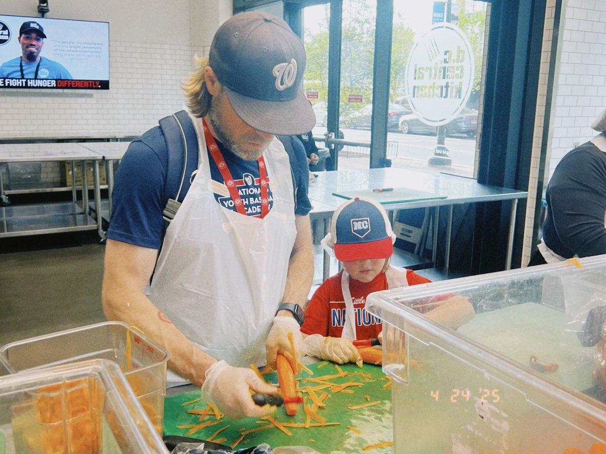 Nats4Good's tweet image. On #NationalVolunteerWeek, we recognize the 1,800+ volunteers who support programs at #NatsAcademy. Because of them, more young people each year have access to academic enrichment, effective coaching, and the joy of baseball.
Visit nats4good.org/volunteer to apply today!