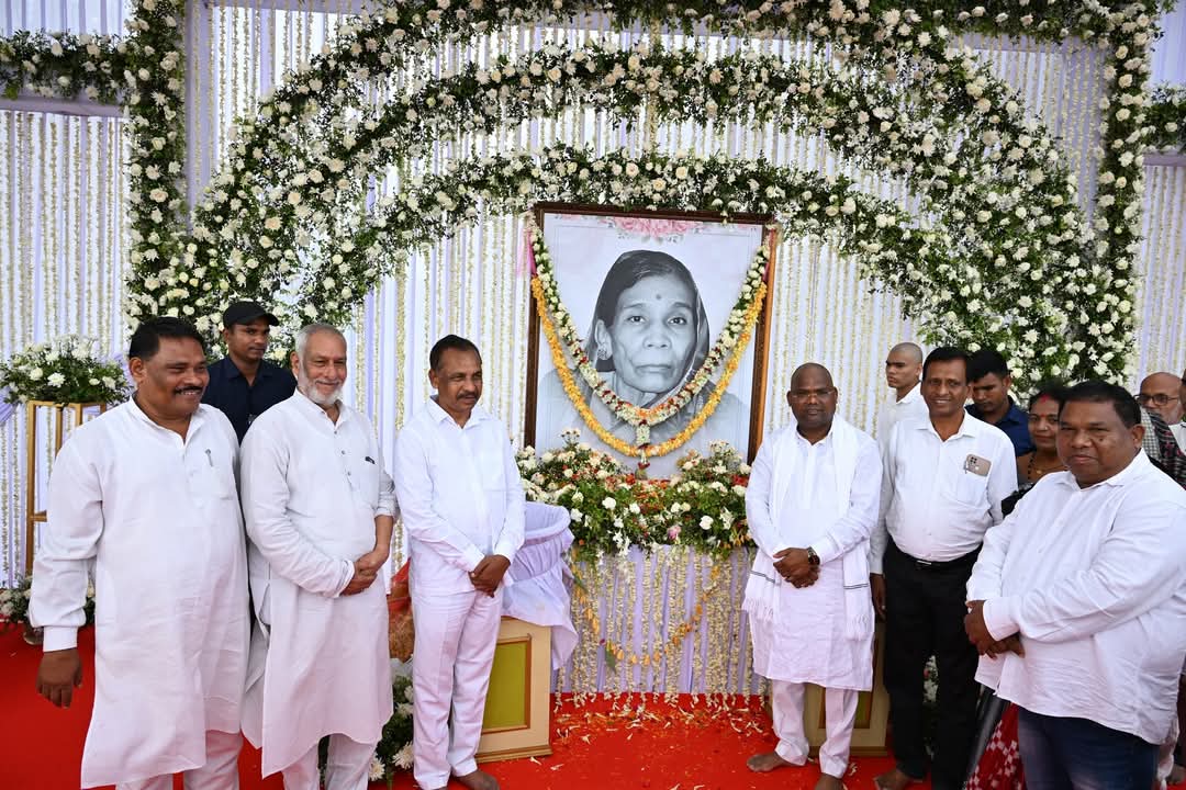 ArunPandaBjp's tweet photo. ମାନ୍ୟବର ମନ୍ତ୍ରୀ ଶ୍ରୀ ଗୋକୁଳାନନ୍ଦ ମଲ୍ଲିକଙ୍କ ମାଙ୍କ ଦ୍ୱାଦଶ କାର୍ଯ୍ୟରେ ଯୋଗ ଦେଇ ଅମର ଆତ୍ମାଙ୍କୁ ଶ୍ରଦ୍ଧାସୁମନ ଅର୍ପଣ କରିଲି। ମହାପ୍ରଭୂ ଅମର ଆତ୍ମାଙ୍କୁ ନିଜ ଶ୍ରୀଚରଣେ ସ୍ଥାନ ଦିଅନ୍ତୁ ମୋର ପ୍ରାର୍ଥନା।
@BJP4Odisha @dpradhanbjp @BJP4India https://t.co/NLPnIqkyS1