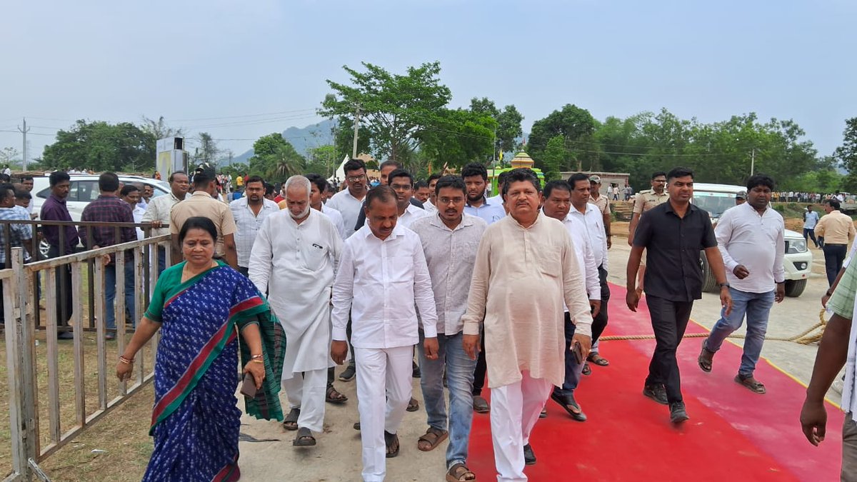 ArunPandaBjp's tweet photo. ମାନ୍ୟବର ମନ୍ତ୍ରୀ ଶ୍ରୀ ଗୋକୁଳାନନ୍ଦ ମଲ୍ଲିକଙ୍କ ମାଙ୍କ ଦ୍ୱାଦଶ କାର୍ଯ୍ୟରେ ଯୋଗ ଦେଇ ଅମର ଆତ୍ମାଙ୍କୁ ଶ୍ରଦ୍ଧାସୁମନ ଅର୍ପଣ କରିଲି। ମହାପ୍ରଭୂ ଅମର ଆତ୍ମାଙ୍କୁ ନିଜ ଶ୍ରୀଚରଣେ ସ୍ଥାନ ଦିଅନ୍ତୁ ମୋର ପ୍ରାର୍ଥନା।
@BJP4Odisha @dpradhanbjp @BJP4India https://t.co/NLPnIqkyS1