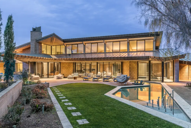 golfhom's tweet photo. Frank Lloyd Wright - inspired #Scottsdale estate, sleeps 12. Private pool, tennis, gym. Play #Camelback, Gainey Ranch, Orange Tree.
@StephenCurry30 your table is ready...
https://t.co/nNhp3nL46F
#golf #golftravel #PGA #LIVGolf #GolfTips #GolfGirls #STVR #VacationRental https://t.co/jKiF2DnuKZ