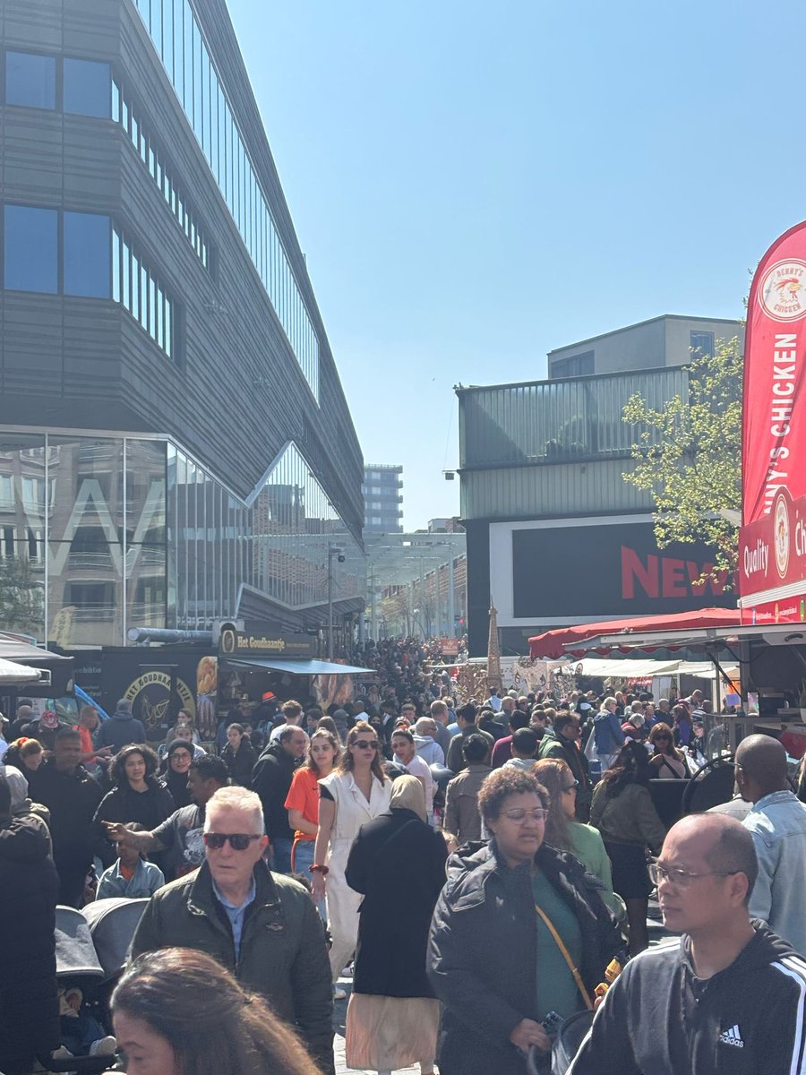 Wat een drukke Koningsavond en Koningsdag hebben we achter de rug! 
Met trots kijken we terug op de geweldige samenwerking tussen handhaving, politie en beveiliging die gedurende deze intensieve dagen naadloos met elkaar hebben samengewerkt om de veiligheid te waarborgen. 
Er was