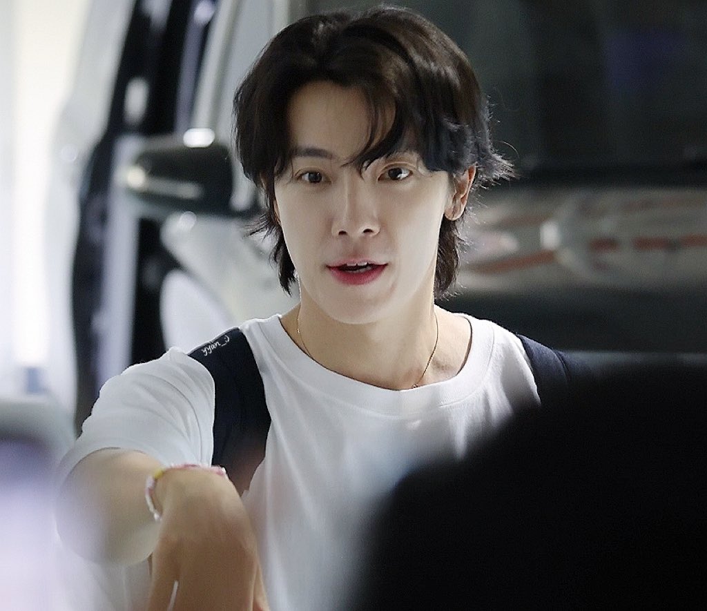 yyan_ELF's tweet photo. 20250427 After <East Coast>

When 👦🏻 saw a doggie 🐶 @donghae861015 

#EAST_COAST_WAVE
#SuperJunior #슈퍼주니어
#Donghae #李東海 #동해 #이동해 #ドンへ https://t.co/d1eKhLQB3d