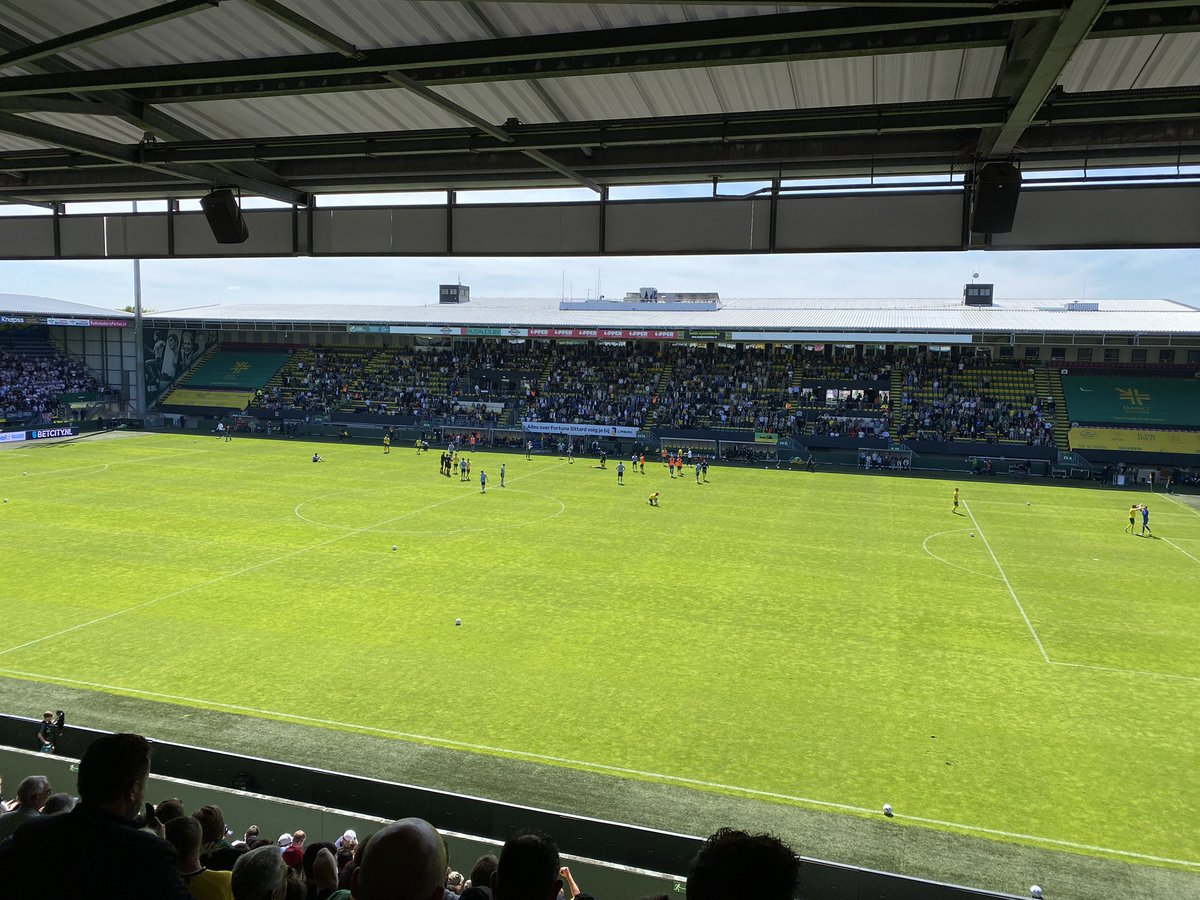 MartijnSchwill's tweet photo. Was ik bijna alle Limburgers vergeten te feliciteren met de handhaving van @FortunaSittard en het feit dat hun provincie volgend seizoen wéér Eredivisievoetbal heeft.
Proficiat allemaal! πͺπΌππ₯³
#FORwil https://t.co/pdy9CXD3dh