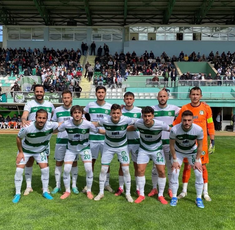 ÜNYE 1957 SPOR PLAY-OFF'TA

1926 Bulancakspor'u deplasmanda 1-0 mağlup ederek Play-Off'u garantileyen temsilcimiz Ünye 1957 Sporumuzu tebrik ediyor, başarılar diliyorum.