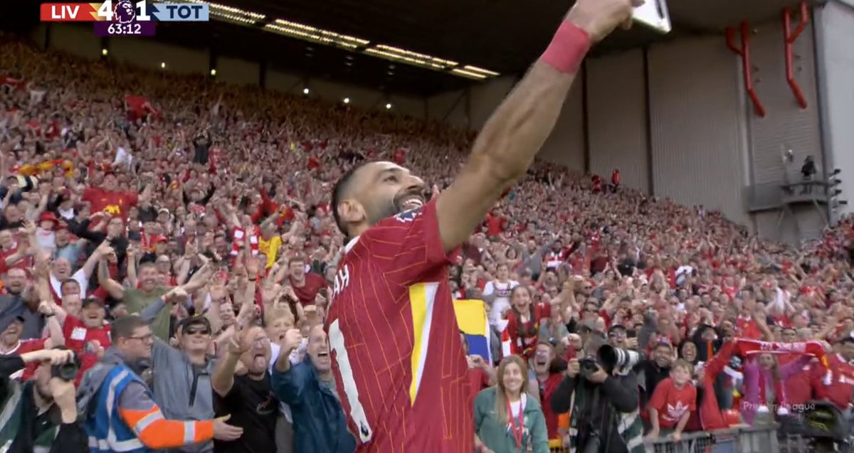 TouchlineX's tweet image. 📸 - MO SALAH TAKING MULTIPLE SELFIES WITH THE LIVERPOOL FANS!