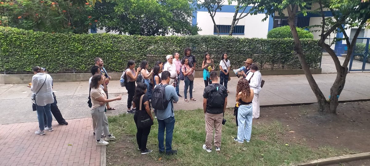 Habitamos Ciudadela Comfandi, suroriente de Cali.

Es el barrio a escala humana por excelencia, construido a finales del S. XX por <a href="/comfandi/">Comfandi</a> y Corvivalle.

Estuvimos allí junto a Caminar la ciudad y con la arquitecta madre de este hábitat biodiverso y comunitario.

¡Aho!