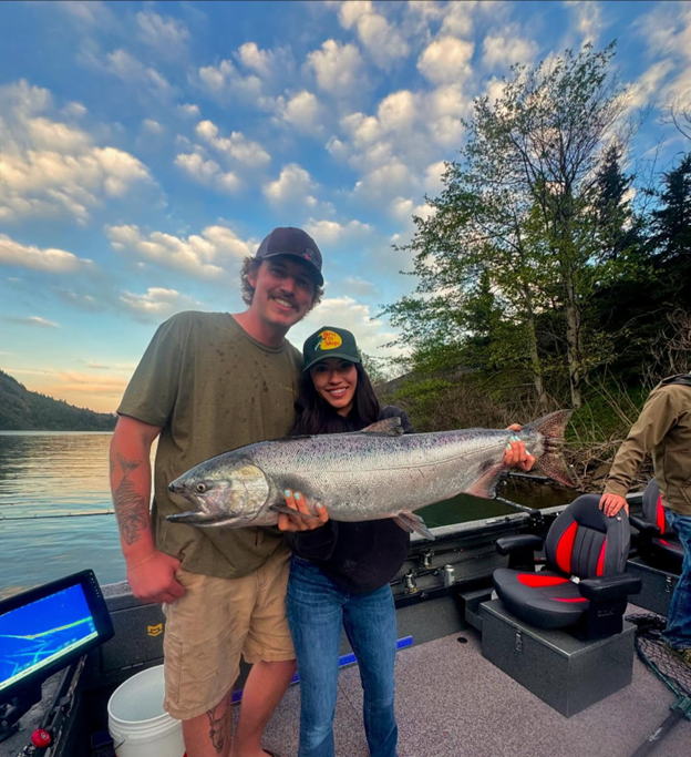 OregonFishingUS's tweet image. 🎣 Fishing update for SW Washington! Spring Chinook catches improve, steelhead winds down, &amp;amp; razor clam digs approved. Verify rules &amp;amp; stay safe! wp.me/p6Jd7i-19jr 🐟 
#WashingtonFishing #CatchMoreFish #FishingReport 

Jack Inions with his boat's first spring chinook