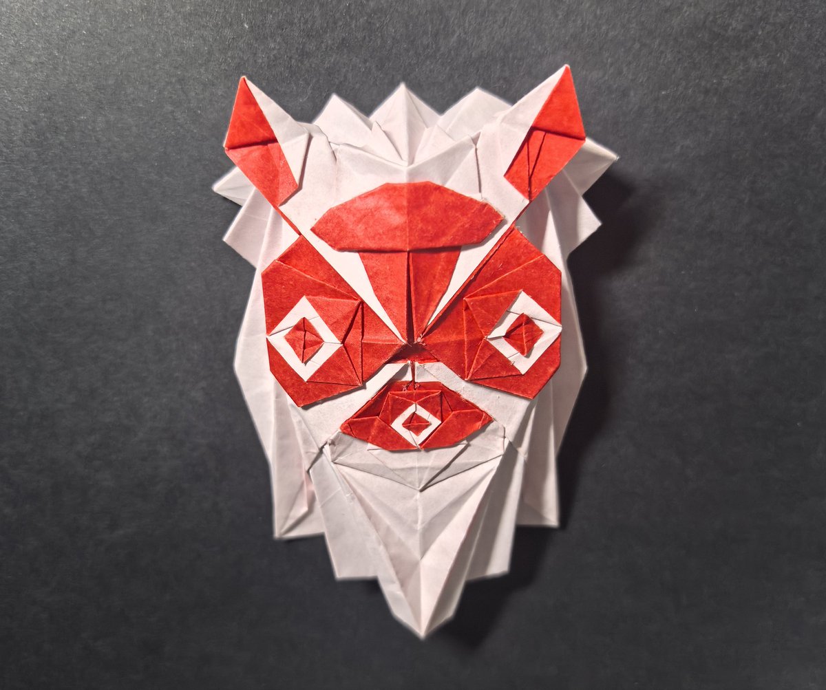 《幽灵公主》中桑的面具
自设计，用纸20cm