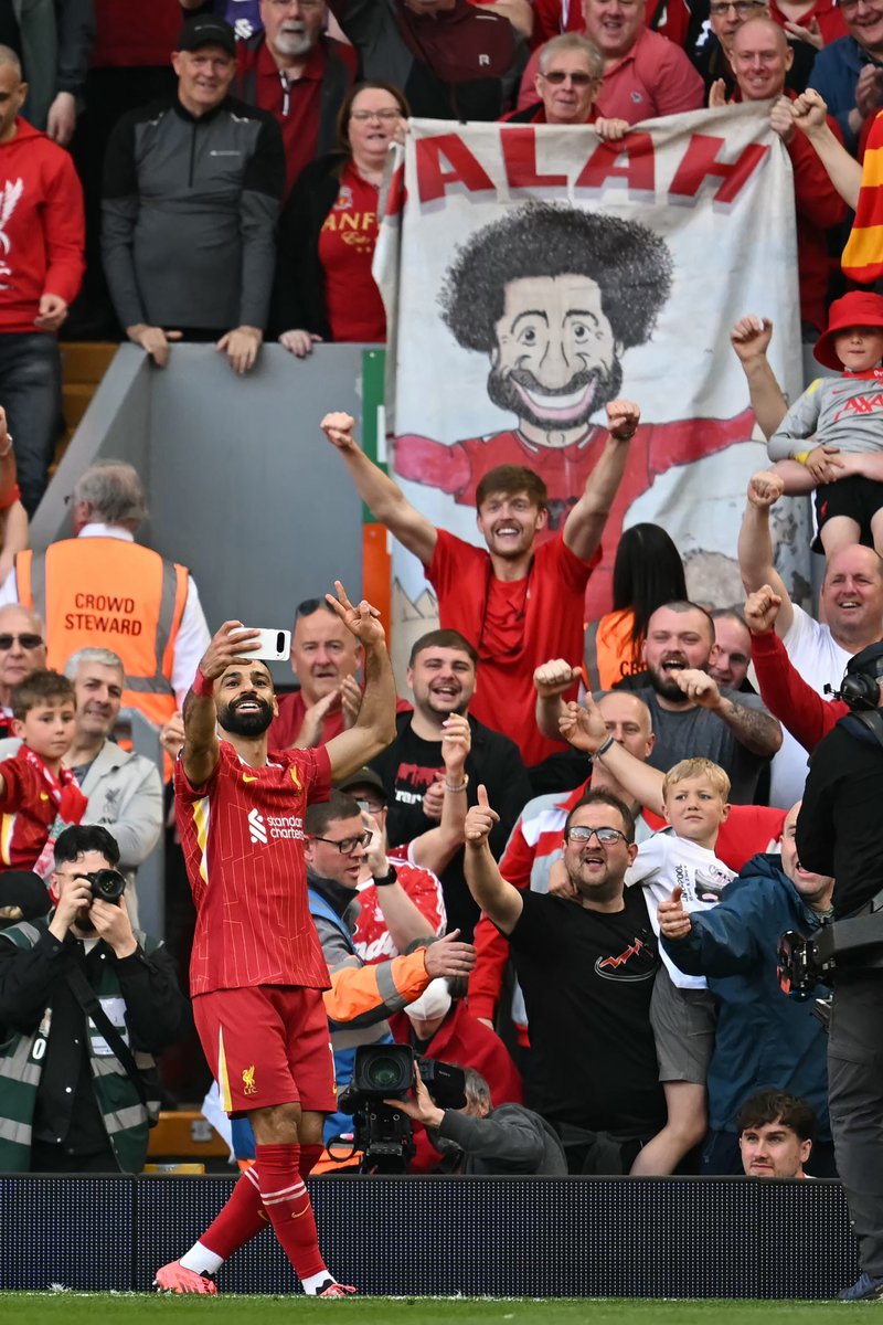 Record-breaking selfie🤳

#LIVTOT | <a href="/LFC/">Liverpool FC</a>