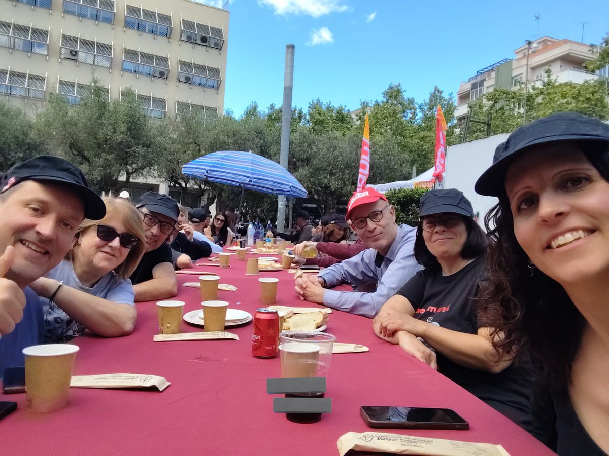 ccooedullobrega's tweet photo. La tradicional paella popular del primer de maig a Vilafranca del Penedès. Continuem reivindicant la reducció de jornada i no als acomiadaments a @GrupoFreixenet
#ccoo #treballadores #jornada https://t.co/w04wG4UI8Y