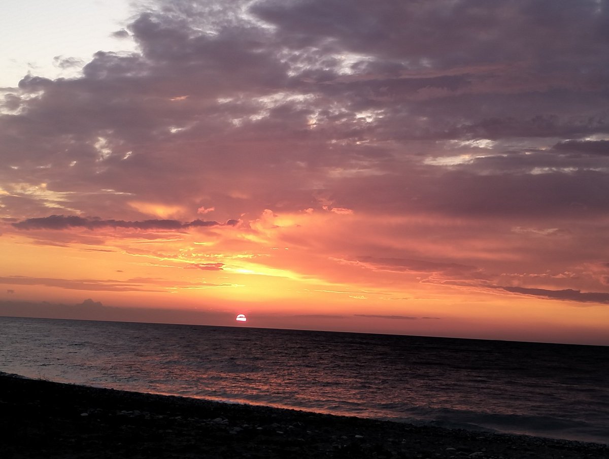 angelikitsakani's tweet image. #goldenhour #Samos