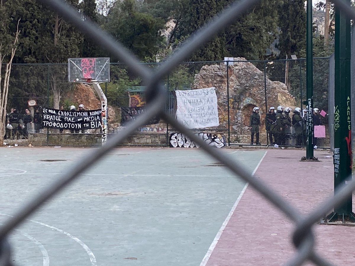 Στο λόφο #Στρεφη τα ΜΑΤ έριξαν κρότου λάμψης σε ενα ανεύθυνο εργαστήρι πηλοπλαστικής με πεντάχρονα. Τώρα διασφάλισαν ότι θα σταματήσουν τα επικίνδυνα καρφώματα στη μπασκέτα. Η ασφάλεια πάνω από όλα!