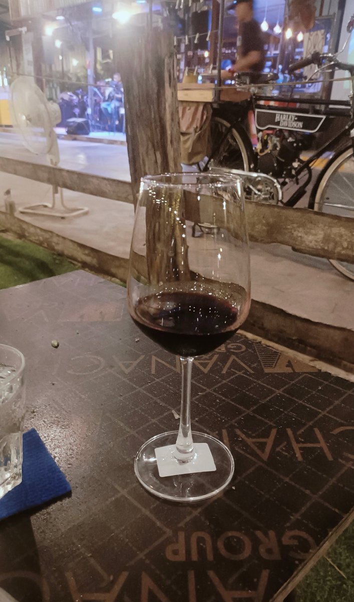 ให้ทายว่าร้านไหน ใบ้55( ติดถนน ) ครับ