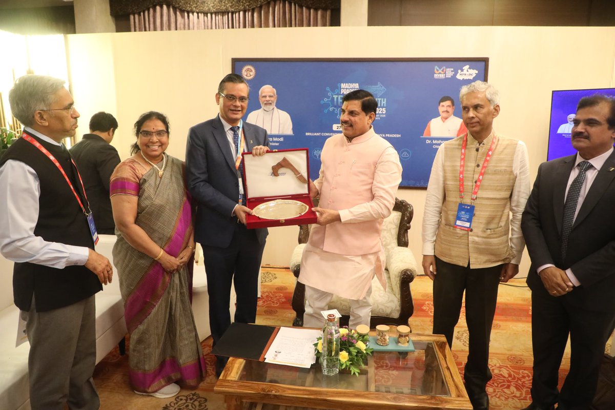 CMMadhyaPradesh's tweet image. एमपी टेक ग्रोथ कॉन्क्लेव-2025 

मुख्यमंत्री डॉ. मोहन यादव ने Bharat Electronics Limited के चेयरमैन व एमडी श्री मनोज जैन से वन-टू-वन चर्चा की।

@DrMohanYadav51 @Industryminist1 @MpcstBhopal @mpMAPIT @MPIDC @MPSeDC_DST #CMMadhyaPradesh #MadhyaPradesh #MPTechGrowthConclave