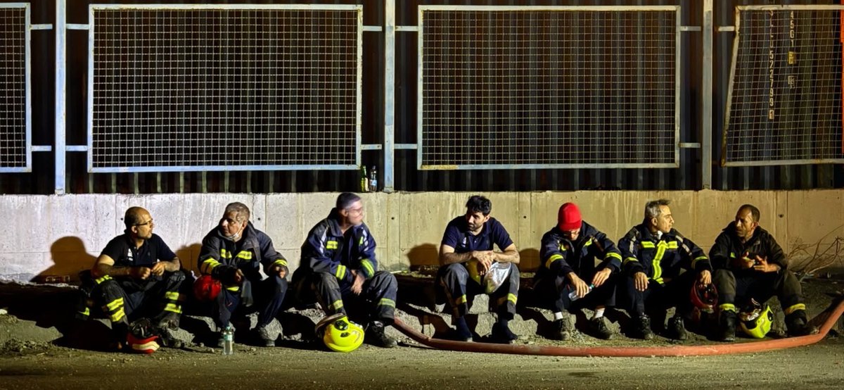 نه‌خسته آقایان آتش‌نشان. در اون گرما و با اون کلاه و لباس‌ها، شما نماد عشق و ایثارید...
عکاس: #علی_توسلی