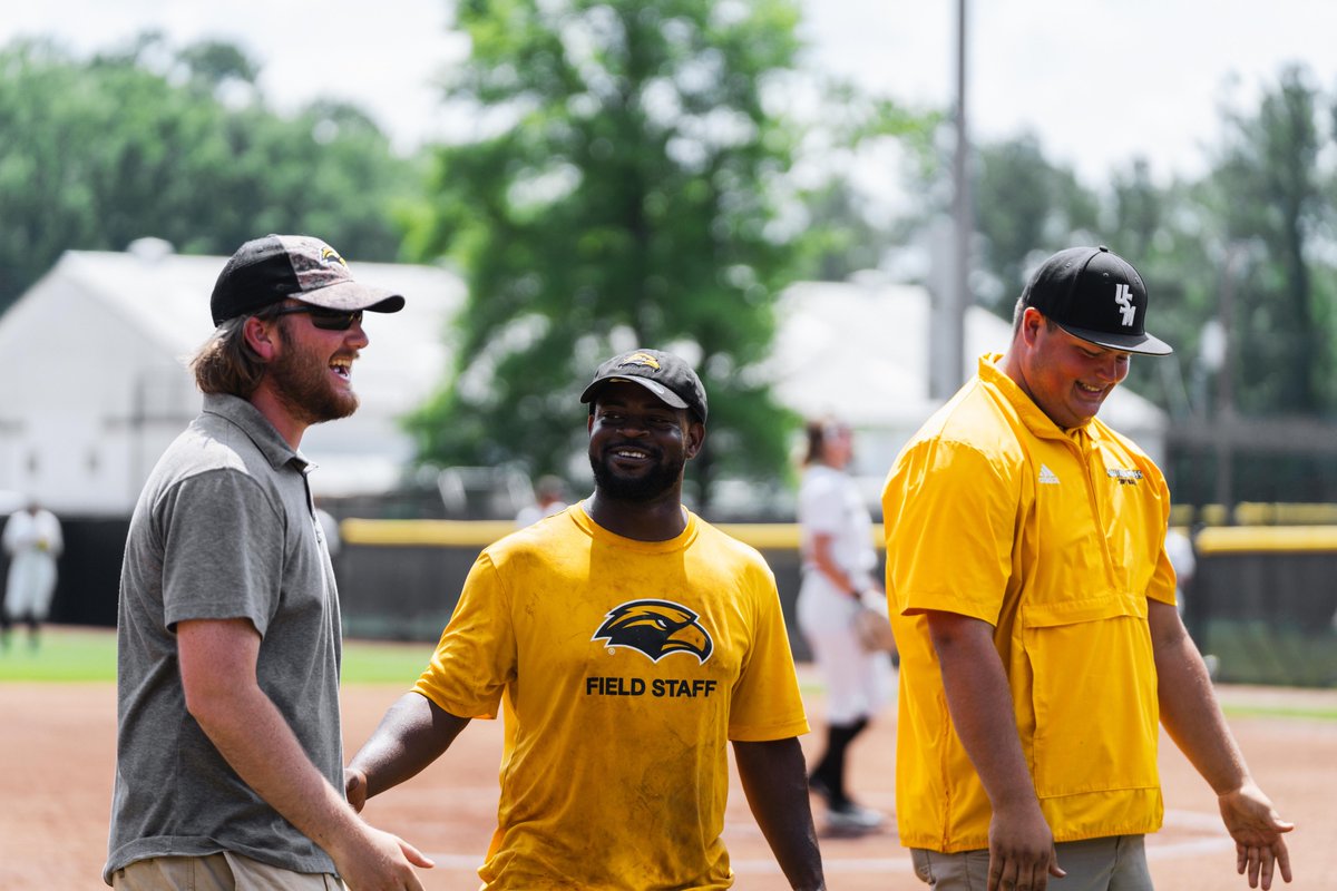 gotta give our flowers to the grounds crew 💐

thank you for keeping our field in top shape for another season at the Southern Miss Softball Complex🐐

#SMTTT | #RiseAsOne