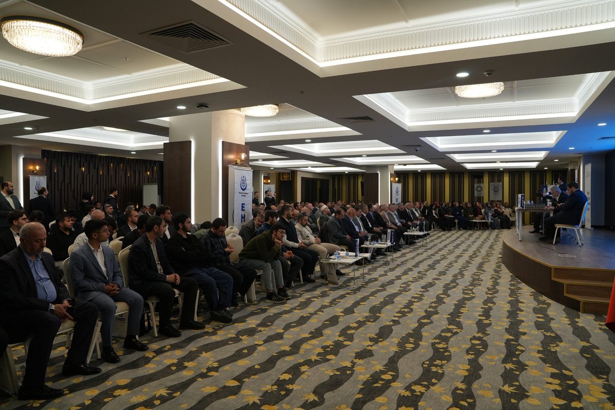 ehadgm's tweet photo. Evrensel Hafızlar Derneği olarak 35. Bölge ve Şube Başkanları Toplantısını 26 Nisan 2025 tarihinde Ankara’da büyük bir katılımla gerçekleştirdik.

Toplantımız Şeref Başkanı Hafız Harun Aytaç’ın gönülleri ihya eden Kur’ân-ı Kerim tilavetiyle başladı. Ardından Genel Başkanımız Sayın Ali Özdemir, hafızlık müessesesinin önemine dikkat çekerek anlamlı bir açılış konuşması gerçekleştirdi.

Toplantımız alınan kararların hayırlara vesile olması ve Kur’ân hizmetinin daha da güçlenmesi temennileriyle dualarla sona erdi.

Evrensel Hafızlar Derneği

Kur’ân-ı Kerim’e Hizmet Şereftir.