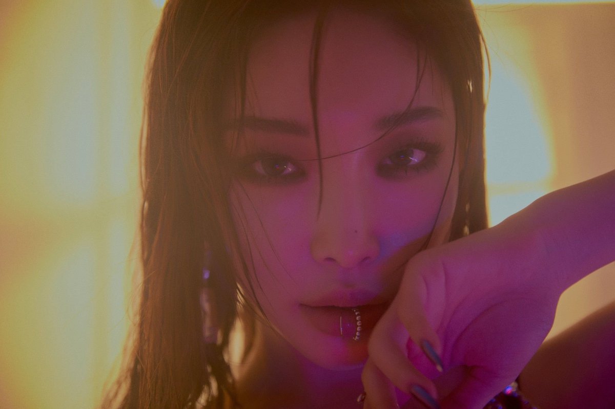 kchrated's tweet photo. in honor of stay tonight's 5th anniversary let's all remember this iconic look

#CHUNGHA #청하 https://t.co/fwURoYrdUA