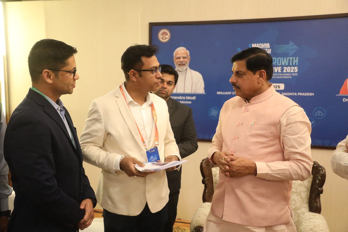 CMMadhyaPradesh's tweet image. एमपी टेक ग्रोथ कॉन्क्लेव-2025

मुख्यमंत्री डॉ. मोहन यादव ने इनफिनाटी सॉल्यूशंस के एमडी श्री अजीत घुले से वन-टू-वन चर्चा की।

@DrMohanYadav51 @Industryminist1 @MpcstBhopal @mpMAPIT @MPIDC @MPSeDC_DST #CMMadhyaPradesh #MadhyaPradesh #MPTechGrowthConclave