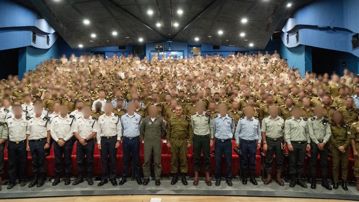 העוצמה שבתמונה אחת - מפקדי העתיד של צה״ל מכל הזרועות: מהים, האוויר והיבשה. כתף אל כתף. 

במהלך הסופ״ש התקבצו צוערי קורס חובלים, קורס טיס וקורס הקצינים הקרביים ביבשה לסוף שבוע של שילוב זרועות. 

כך בדיוק באה לידי ביטוי השותפות שלנו בשדה הקרב, וממנה העוצמה. יחד. 

״מי שמושך את