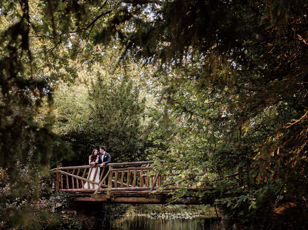 A quiet moment at our the bridge, the perfect spot to pause and take it all in 🌿  
 
PHOTO @stevenrooneyphotography

#manorbythelake #wedding #weddingvenue #cotswoldwedding #weddinginspiration #weddinginspo #outsidewedding