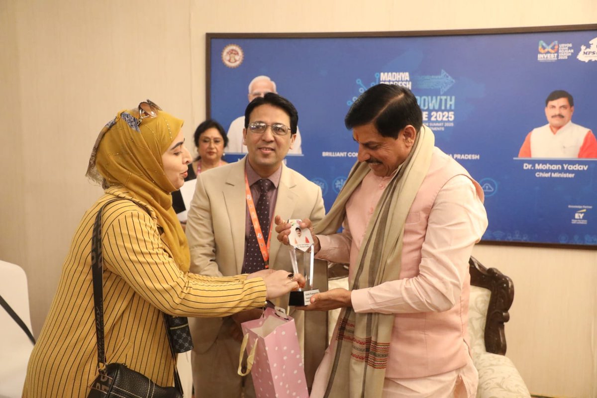 CMMadhyaPradesh's tweet image. एमपी टेक ग्रोथ कॉन्क्लेव-2025

मुख्यमंत्री डॉ. मोहन यादव ने डिजीटेक सॉल्यूशन के मैनेजिंग डायरेक्टर आबिद फारूकी से वन-टू-वन चर्चा की।

@DrMohanYadav51 @Industryminist1 @MpcstBhopal @mpMAPIT @MPIDC @MPSeDC_DST #CMMadhyaPradesh #MadhyaPradesh #MPTechGrowthConclave