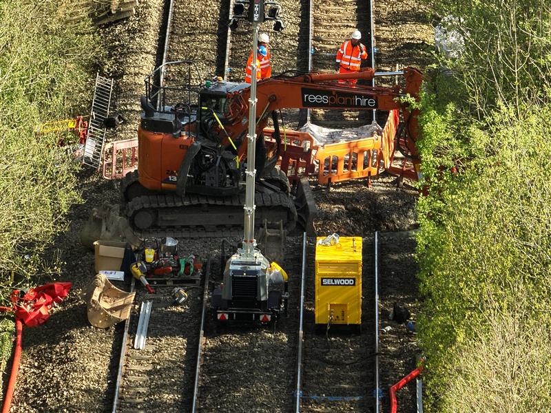 NetworkRailWAL's tweet photo. cwlfert sydd wedi dymchwel. Diolch am eich amynedd parhaus wrth i ni ymgymryd â'r gwaith diogelwch pwysig hwn.
https://t.co/feVf06GD7E
@tfwrail #NetworkRail #SafetyFirst #MGroup https://t.co/LTGMGb21TA