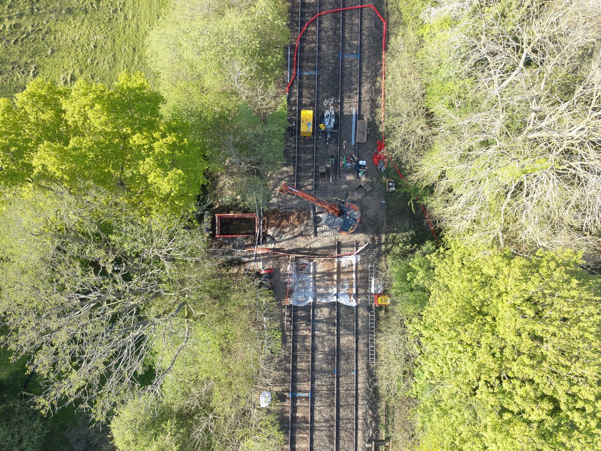 NetworkRailWAL's tweet photo. cwlfert sydd wedi dymchwel. Diolch am eich amynedd parhaus wrth i ni ymgymryd â'r gwaith diogelwch pwysig hwn.
https://t.co/feVf06GD7E
@tfwrail #NetworkRail #SafetyFirst #MGroup https://t.co/LTGMGb21TA