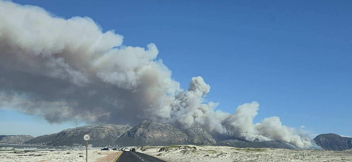 DryEtienne's tweet photo. Cape town mountain fire from Strandfontein today. Praying for some rain.🙏
#Capetownfire https://t.co/kf2B94yaCc