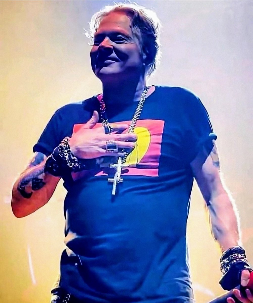 A bright smile of our favourite singer to guide you into the next week. 
#axlrose #gunsnroses