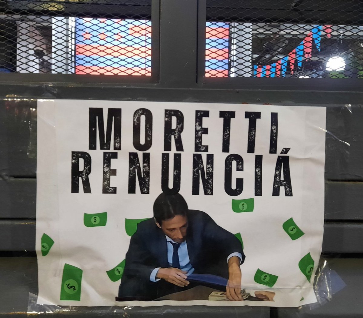 SAN LORENZO ESTÁ EN PELIGRO.

El presidente debe renunciar y los operadores encubiertos no deben pisar más el Club.

Quieren la intervención, quieren una SAD.

O TOMAMOS LA SEDE, O NOS TOMAN EL CLUB.

QUE SE VAYAN TODOS!

#AndateMoretti
#SanLorenzoNoSeVende